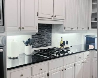 Huge Waterfront Retreat—Amazing Location! - Sheffield - Cocina