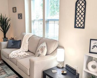 Tiny Cottage w/private workspace in the heart of Davidson! - Davidson - Living room