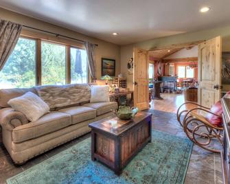 Come & Experience Montana Hospitality in Beautiful Big Sky Country. - Hamilton - Living room