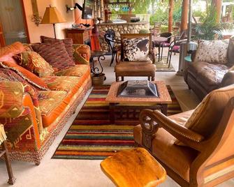 Cozy Casita, overlooking Senoran Desert Reserve, Cave Creek - Cave Creek - Living room