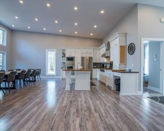 Piece Of Heaven |Hot Tub | 16 Guests |Pool Table - Saint-Jean-de-Matha - Kitchen