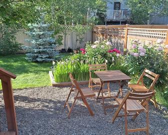 Garden view room with private bathroom - Calgary - Patio