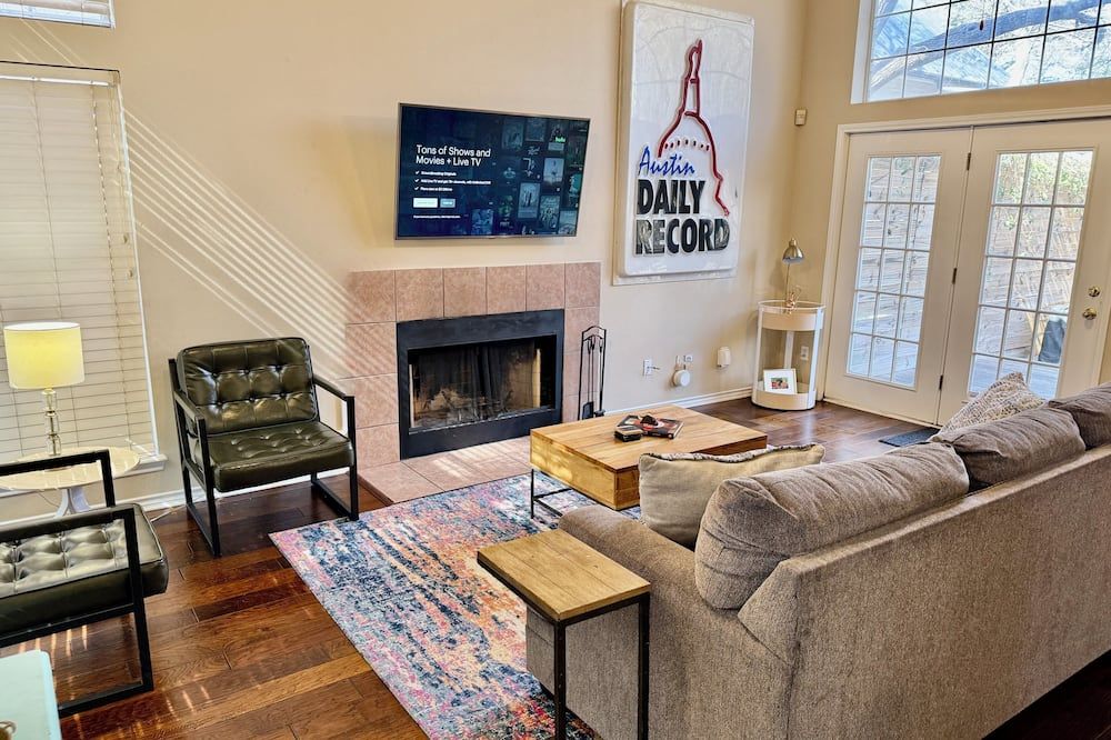 Walk To Soco - South 1st Launch Pad! - Austin - Living room