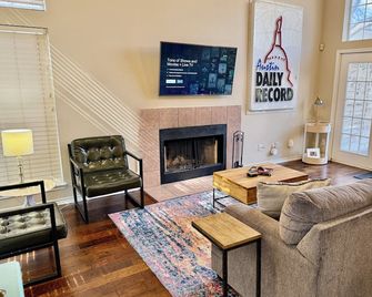 Walk To Soco - South 1st Launch Pad! - Austin - Living room