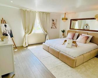 Gite De L'as De Trefle - Feignies - Habitación