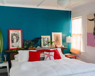 Palm Cottage - 3 Bedroom Beach Cottage just steps from the beach - Spanish Wells - Bedroom