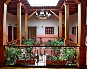 Ubicated at the midtown Museus, churchs, Parks, and handicrafts sales places. - Riobamba - Balkon