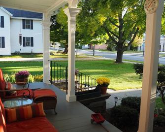 Elegant 19th Century New England Newly Renovated 1br Vacation Rental - Lee - Patio