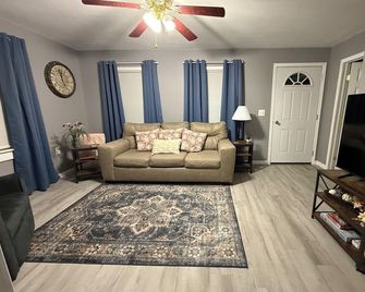 Cozy Charming house in Oswego NY, with WiFi and AC - Oswego - Huiskamer