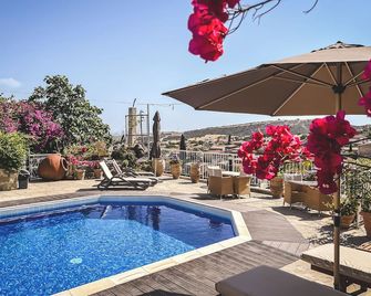 Cyprus Villages - Hotel & Restaurant - Central Location - Bed & Breakfast With Access To Pool And Stunning Views - Tochni - Piscina