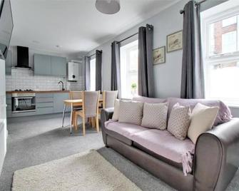 Nelson By The Docks Serviced Apartments by Roomsbooked - Gloucester - Living room
