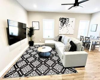 The loft at Park Place - 3rd floor walk up King and Queen beds fast WIFI and free coffee - Wilmington - Living room