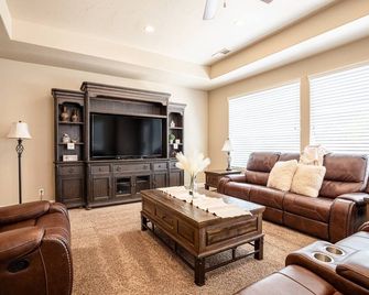 Zion's Point at Coral Ridge Pet Friendly! - Washington - Living room
