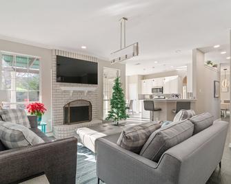 Luxury Home w Heated Pool Game Rm sleeps12-14 near DFW & Gaylord hotel - Flower Mound - Living room
