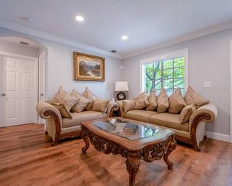 Explore South Florida from this comfy family-friendly home! - Homestead - Living room