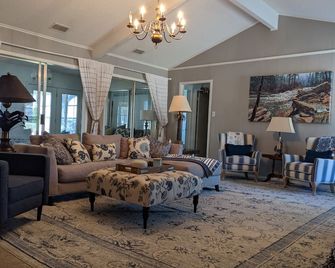 The Blue Pelican Lake House - Chandler - Living room