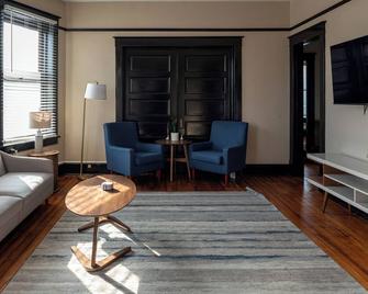 River Town Retreat Near Semo - Cape Girardeau - Living room