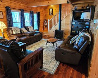 Large Secluded Cabin on the Lake - Now booking 2+ night stays - Smithfield - Living room