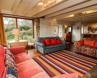 Plasybangor, Country Holiday Cottage In Newport, Pembrokeshire - Newport - Living room