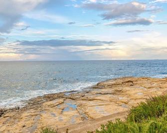 Bennys Seaside Escape Sliema - Saint Paul’s Bay - Beach