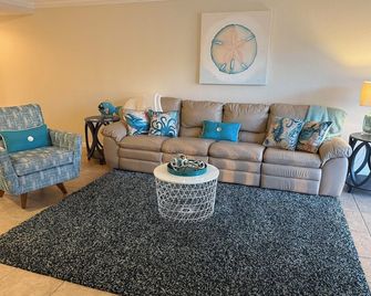 Waterfront Treasure Island Beach Condo - Treasure Island - Living room