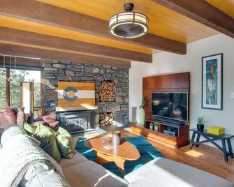 Chic Boulder Mountain Home with Hot Tub and Views - Boulder - Living room
