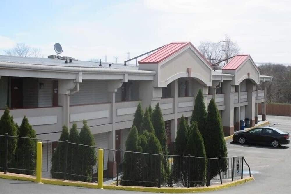 Building view of Red Carpet Inn - New Brunswick