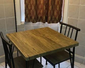 Private 1-bedroom apartment, 15 minutes to New York City - Union City - Essbereich