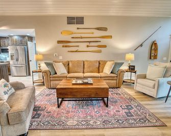 Tenkiller Lake Private Pickleball Court Sleeps 20 Shuffleboard Pool Table 13Beds - Cookson - Sala de estar