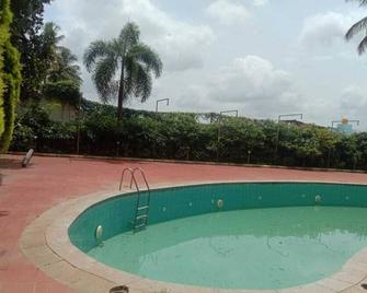 Iroomz Nijaguna Resort - Chamrajnagar - Piscina