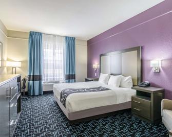 La Quinta Inn & Suites by Wyndham Kansas City Airport - Kansas City - Bedroom