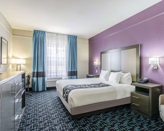 La Quinta Inn & Suites by Wyndham Kansas City Airport - Kansas City - Bedroom