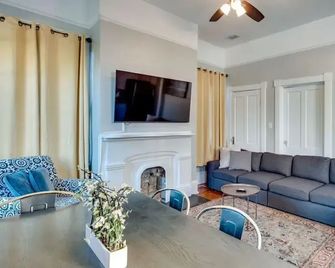 Huge 5 bedroom 5 bath Home in Savannah - Savannah - Living room