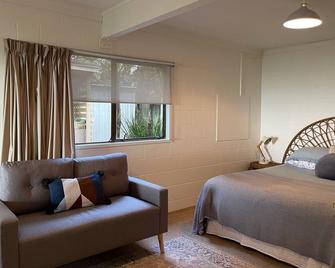 Ahipara beach front downstairs studio unit - Kaitaia - Bedroom