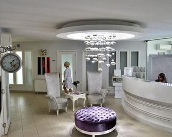 Arnavutkoy House Airport - Istanbul - Front desk