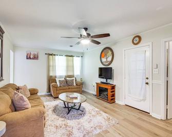 Jackson Home with Patio, 2 Grills and Ping-Pong Table! - Jackson - Living room