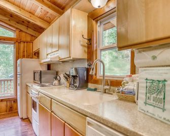 Riverwood Hideaway - Romantic, Secluded Riverfront Cabin, Hot Tub, Dogs Welcome - Brightwood - Cocina