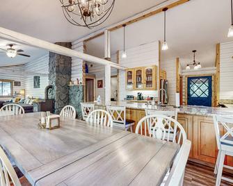 Kalama River Chalet - Kalama - Comedor