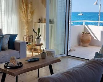 Amazing Beachfront Apartment in Hersonissos - Hersonissos - Olohuone