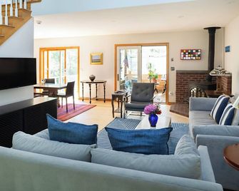 Arrive/Depart Any Day Charming Lambert's Cove Home Close To Beach/Ice House Pond - Vineyard Haven - Living room