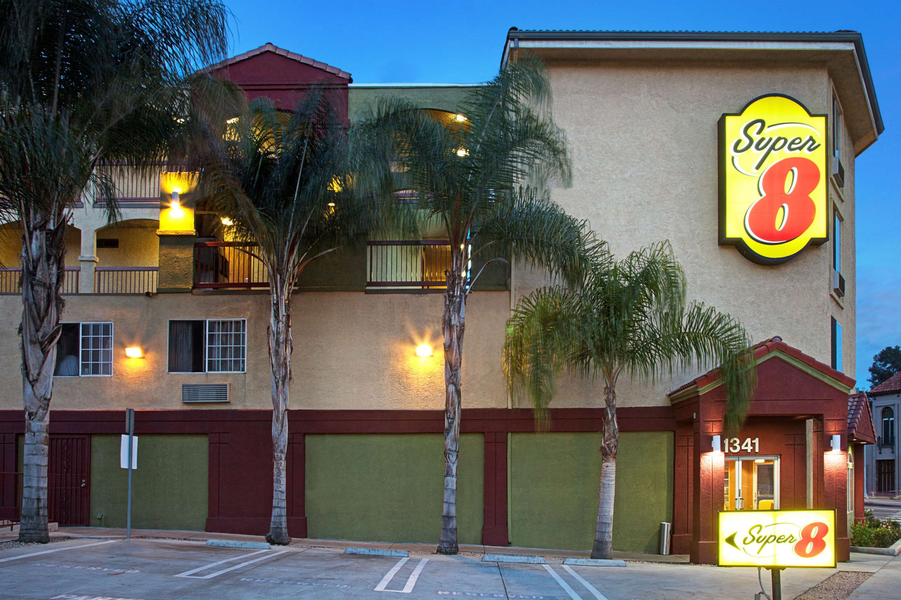 Super 8 By Wyndham Los Angeles Downtown 87 1 8 5 Los