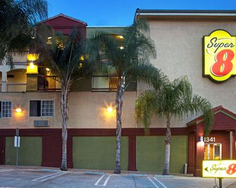 Super 8 by Wyndham Los Angeles Downtown - Los Angeles - Building