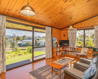 Retro Revival - Pauanui Holiday Home - Pauanui Beach - Living room