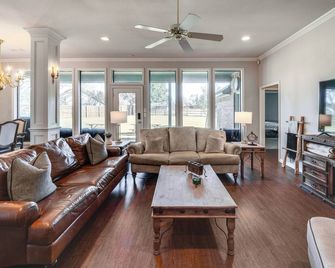 about 3 Mi to Dtwn Aubrey Vacation Rental with Patio! - Aubrey - Living room