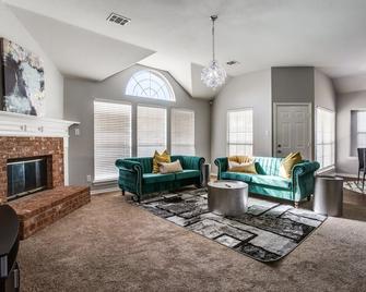 Beautiful peaceful home in modern neighborhood with parks - DeSoto - Living room
