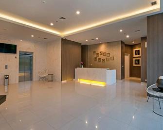 Whiz Prime Hotel Hasanuddin Makassar - מקאסר - דלפק קבלה