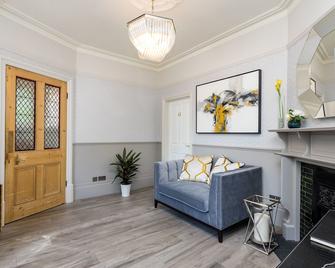 The Lawn Guest House Gatwick - הורלי - סלון