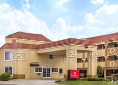 Ramada by Wyndham Ontario - Ontario - Rakennus