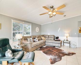 North Fort Myers Golf Retreat with Patio and View! - North Fort Myers - Living room