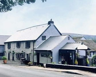 Roadhouse Llanwenarth - Crickhowell - Building